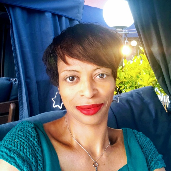 Meet your Posher, Sharon - Picture 1 of 1